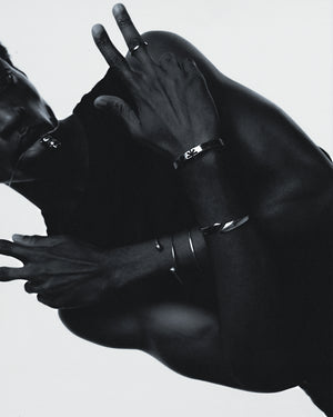 Model üzerinde kullanılan Two-Borg Sword Bracelet, modern 925 ayar gümüş bileklik