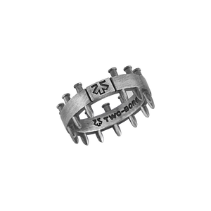 TOXIC NAILED BRACELET oksitli 925 ayar gümüş çivili bileklik model üzerinde