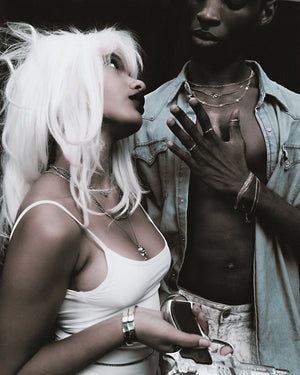 V Chain 925 ayar gümüş unisex zincir kolye, erkek modelin boynunda kat kat — Two-Borg kampanya karesi